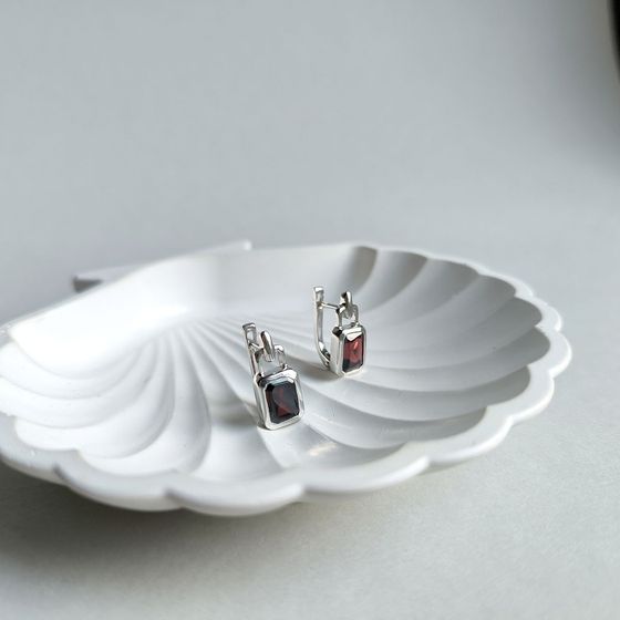 Silver earrings with a 3.81-carat garnet