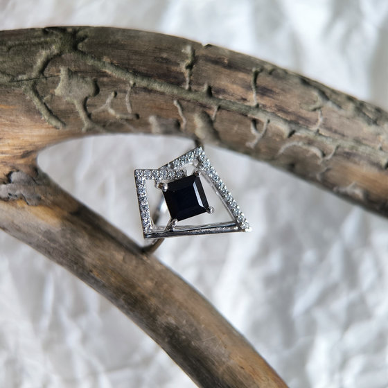 Срібне кільце з сапфіром 1.755ct, фіанітами