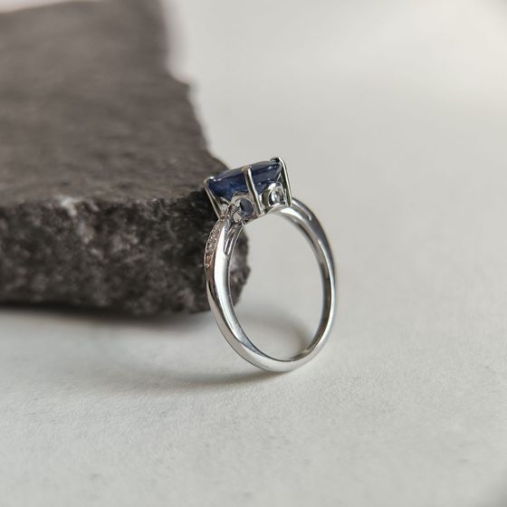 Silver ring with sapphire, fianites