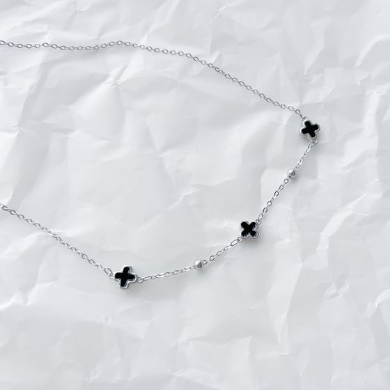 Silver necklace with yemallu