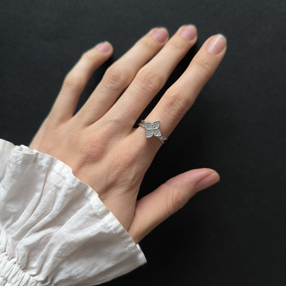 Silver ring with cubic zirconia