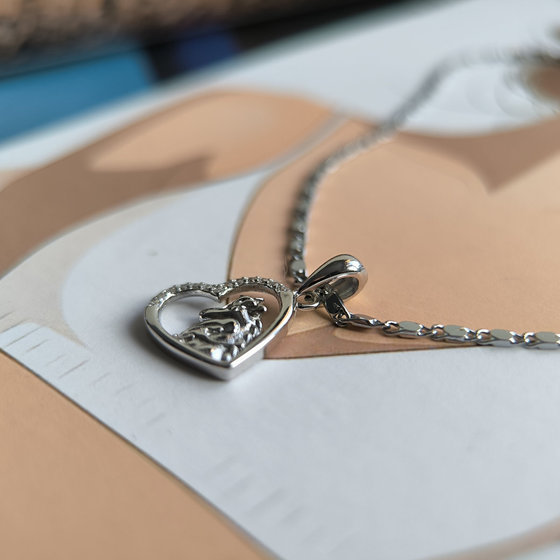 Silver pendant with cubic zirconia
