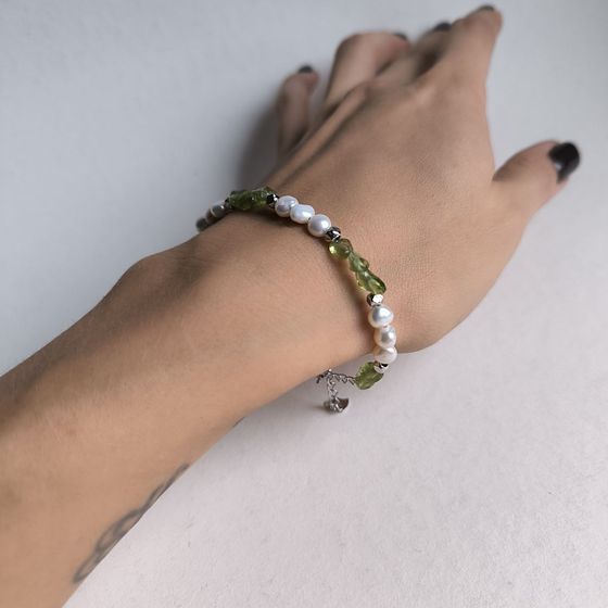 Срібний браслет з хризолітом, перлами бароковими