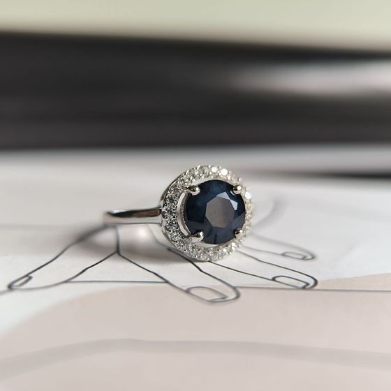 Срібна каблучка з сапфіром 2.895ct, фіанітами