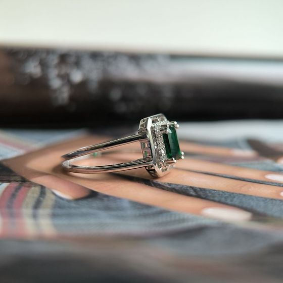 Срібна каблучка зі смарагдом nano 1,067 карата