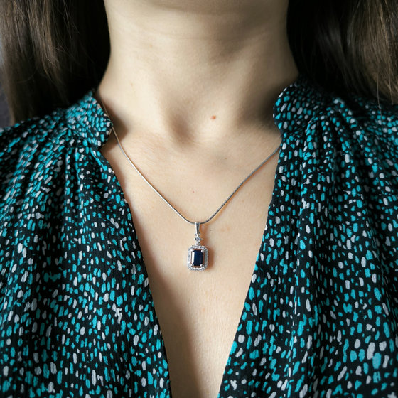 Срібна підвіска з сапфіром 5,58 карата, фіанітами