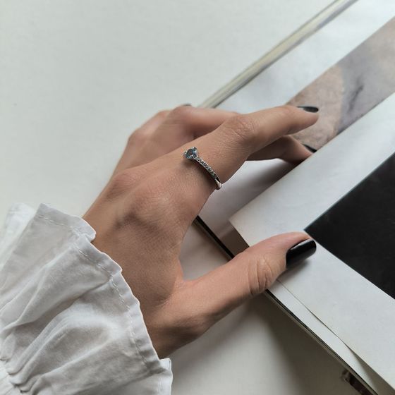 Срібна каблучка з топазом 0.749ct, фіанітами