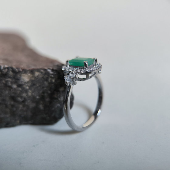 Silver ring with emerald 1.651ct