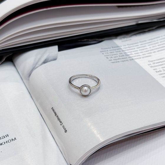 Silver ring with pearls