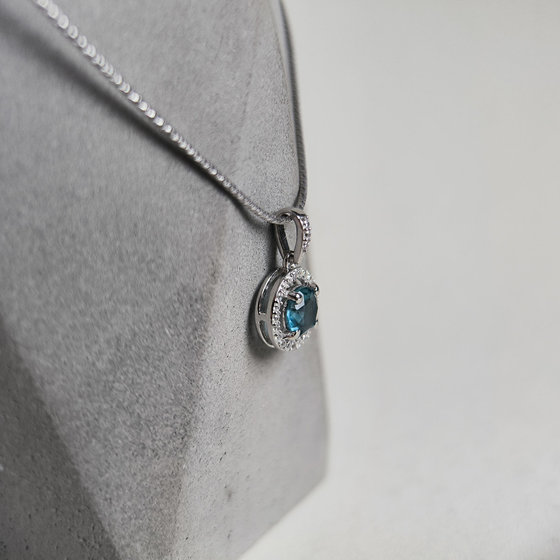 Серебряная подвеска с топазом Лондон Блю 0.917ct, фианитами