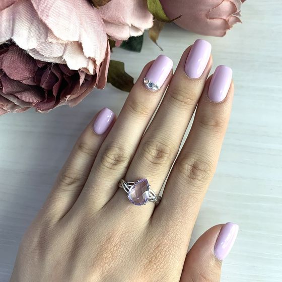 Silver ring with a 3.133-carat amethyst