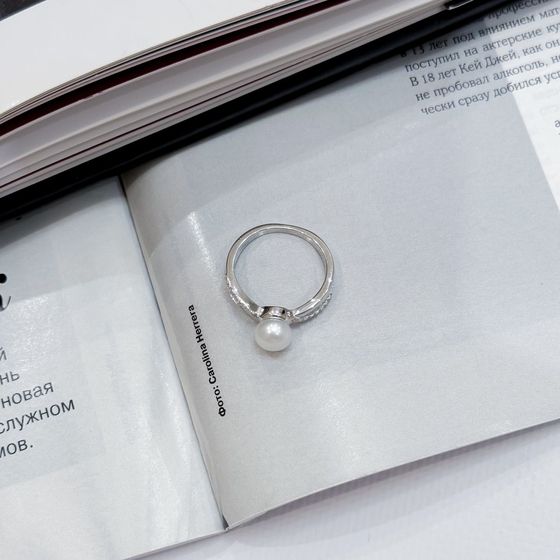 Срібна каблучка з перлами, фіанітами