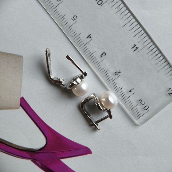 Silver earrings with pearls