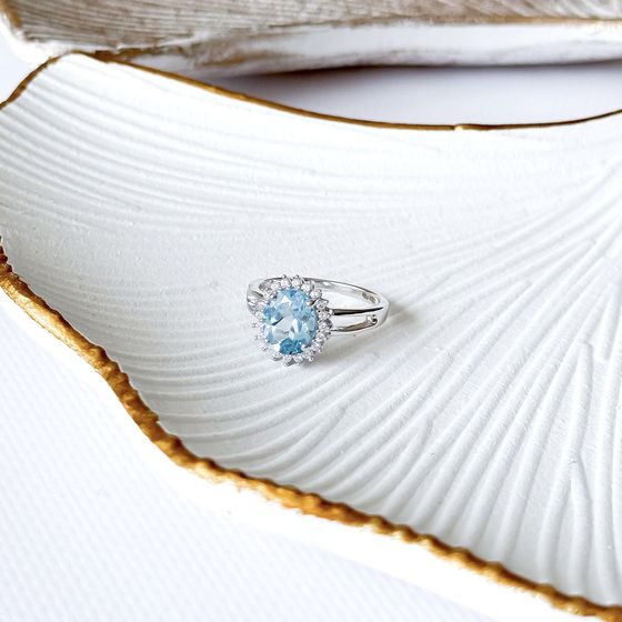 Срібна каблучка з топазом 3,265 карата та фіанітами