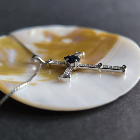 Срібний хрестик з сапфіром 1,334 карата, фіанітами