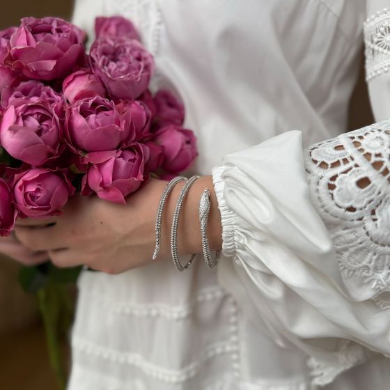 Silver bracelet with phianites, semallu