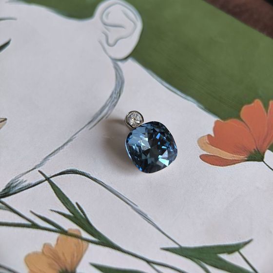 Silver pendant with phianites