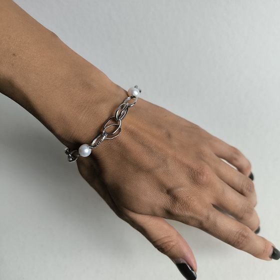 Silver bracelet with pearls