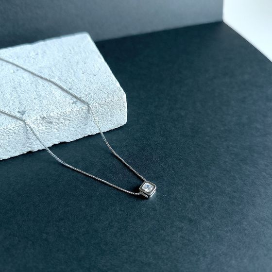 Silver necklace with phianites