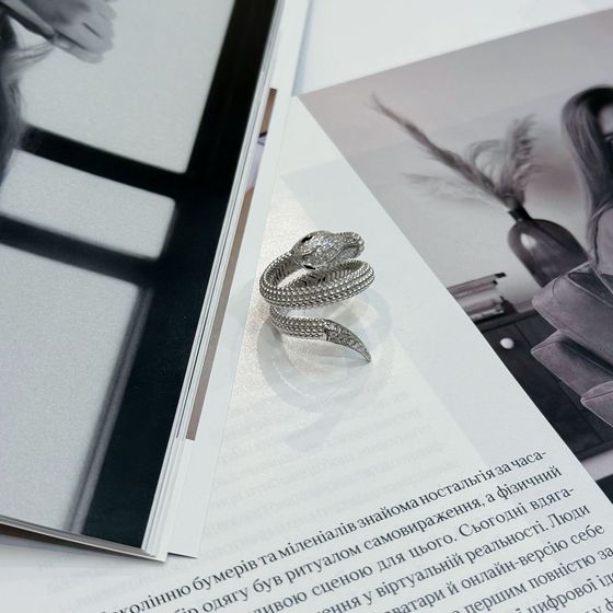 Срібна каблучка з фіанітами, емаллю