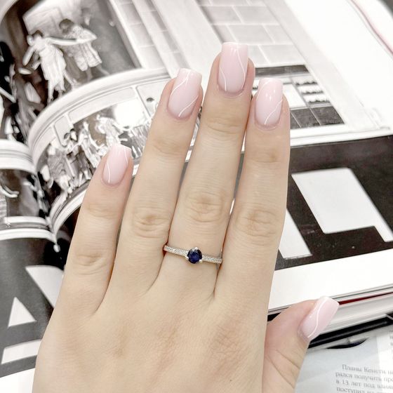 Silver ring with 0.892ct sapphire, fianites