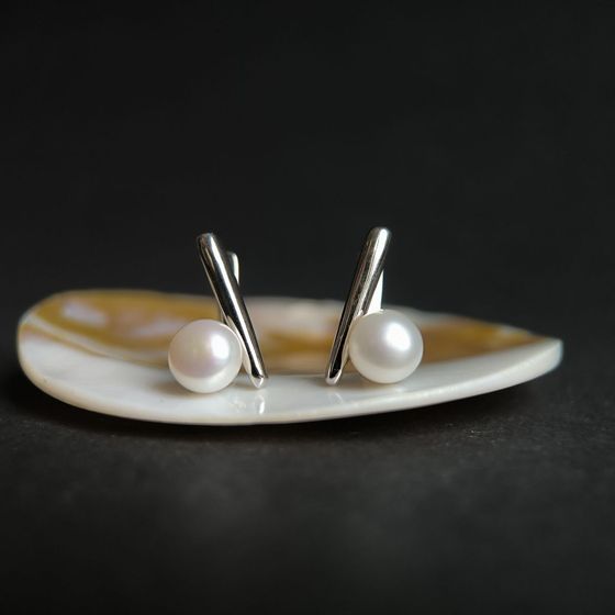 Silver earrings with pearls
