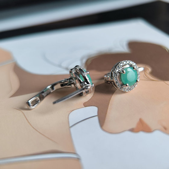 Silver earrings with emerald 2.028ct