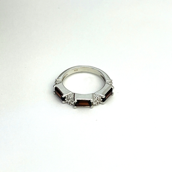 Серебряное кольцо с гранатом 1.818ct