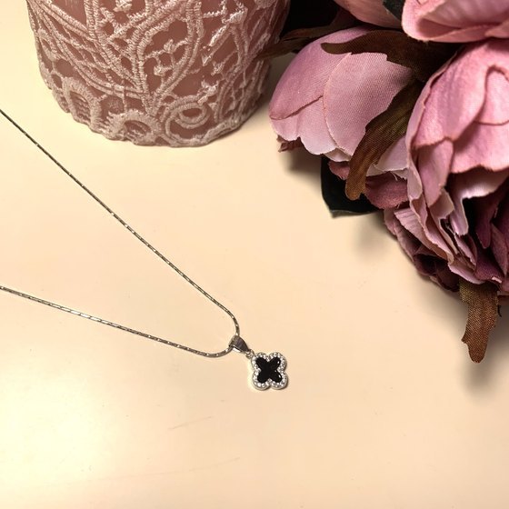 Срібна підвіска з емаллю