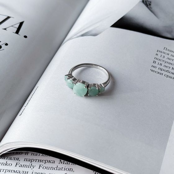 Silver ring with a 2.495-carat emerald