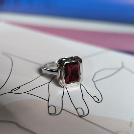 Срібна каблучка з гранатом 2.942ct