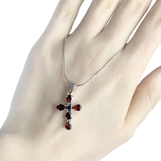 Серебряный крестик с гранатом