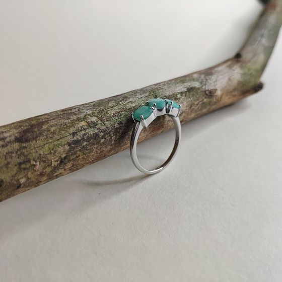 Silver ring with emerald 1.306ct