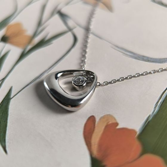 Silver necklace with phianites