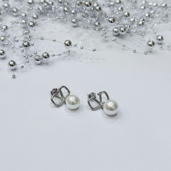 Silver earrings with pearls