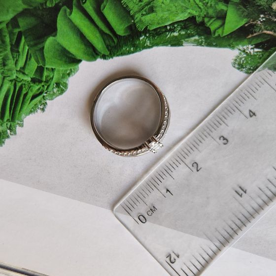 Срібна каблучка з фіанітами