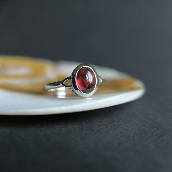 Silver ring with garnet nano