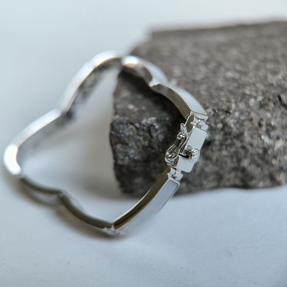 Silver bracelet with mother-of-pearl