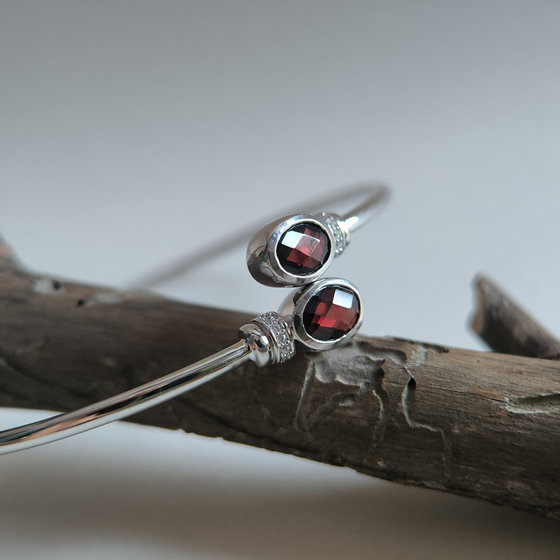 Silver bracelet with garnet 2.862ct, cubic zirconia