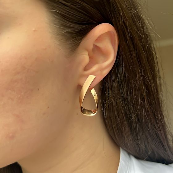 Gold earrings without stones
