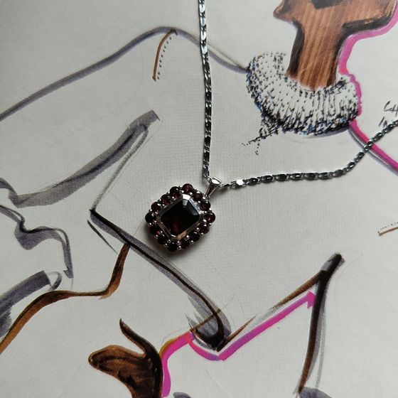 Серебряная подвеска с гранатом 4.575ct