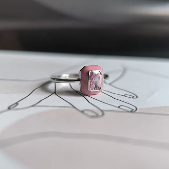 Срібна каблучка з фіанітами, емаллю