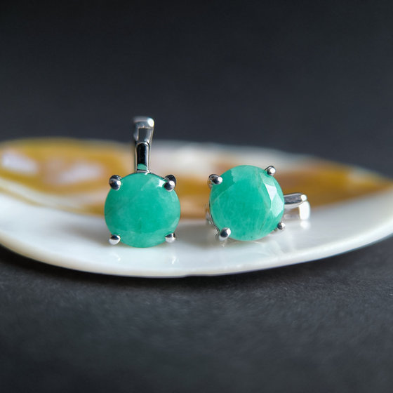 Silver earrings with emerald 4.525ct