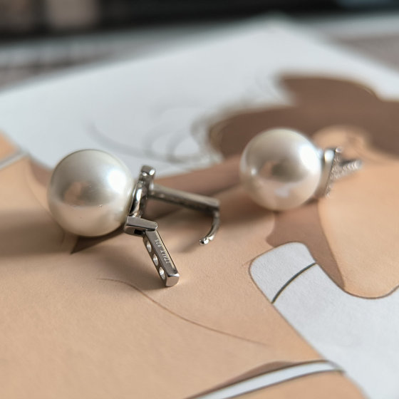 Silver earrings with pearls, pianites