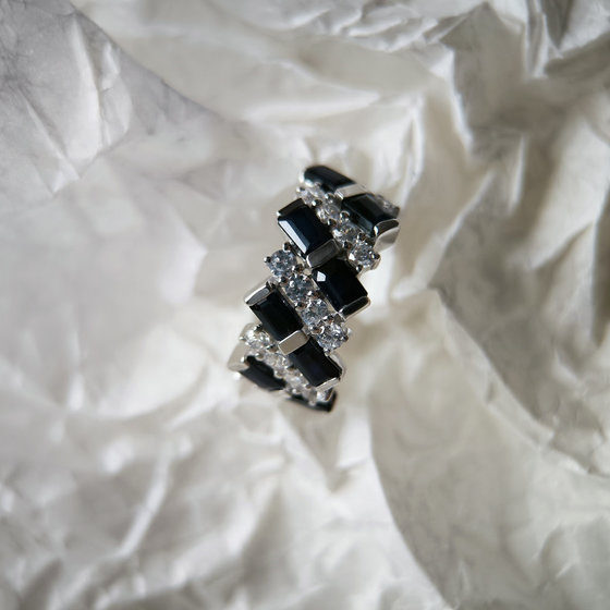 Срібне кільце з сапфіром 5.625ct, фіанітами