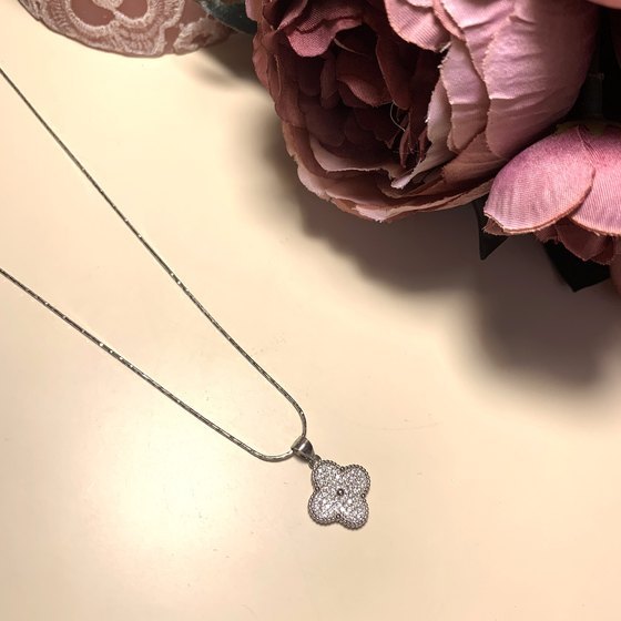 Silver pendant with phianites