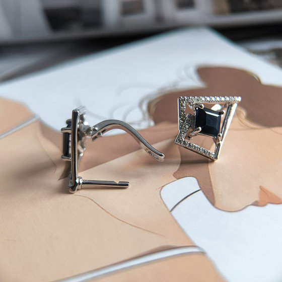 Срібні сережки з сапфіром 3.344ct, фіанітами