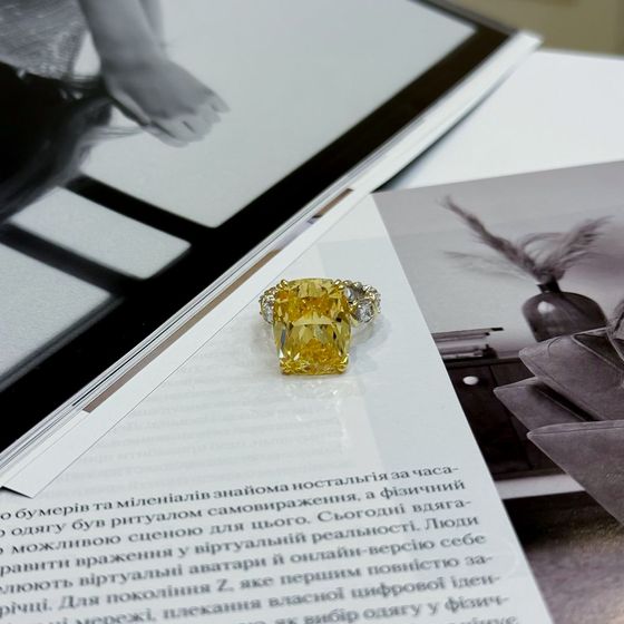 Срібна каблучка з фіанітами