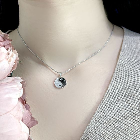 Silver pendant with phianites