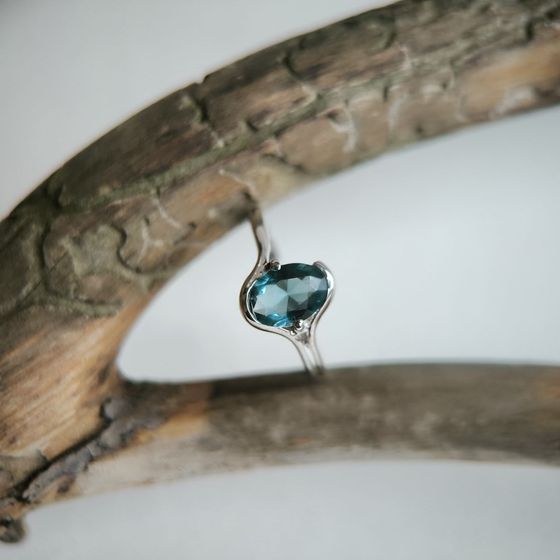 Серебряное кольцо с топазом Лондон Блю 0.817ct